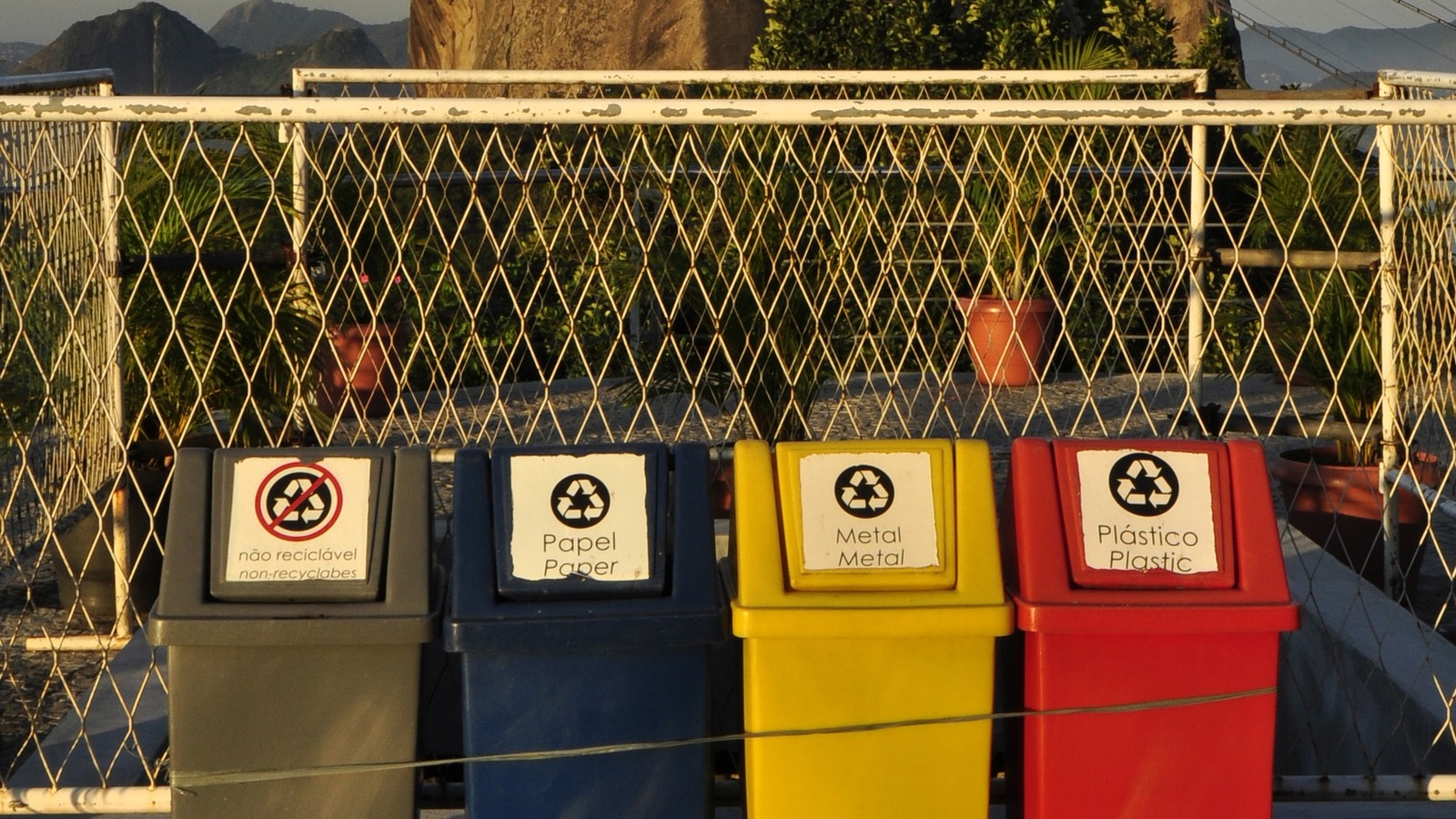 Coletores de recicláveis no Morro da Urca, Rio de Janeiro; fotografia ilustrativa de 2012