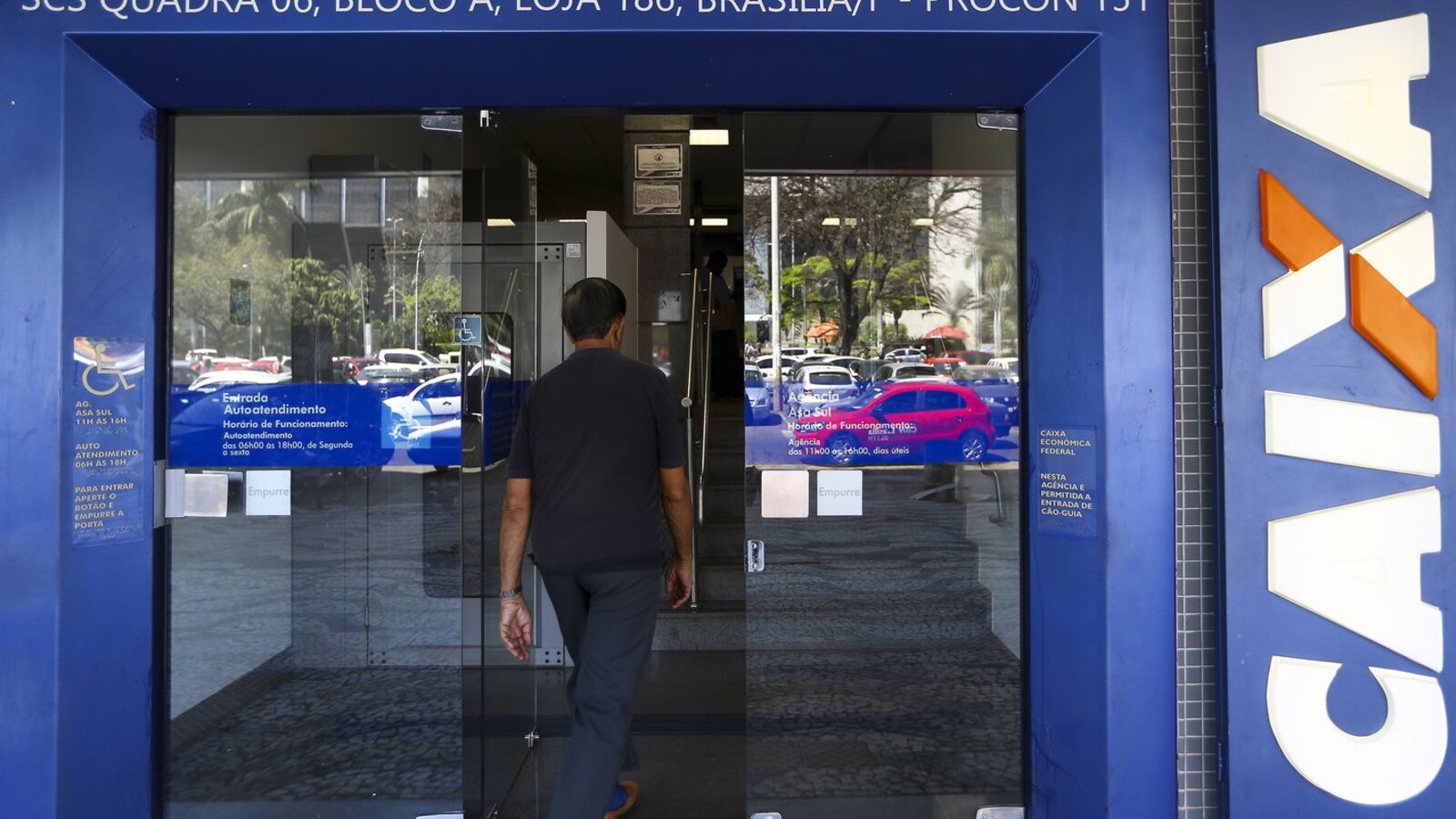Entrada de agência da Caixa Econômica Federal