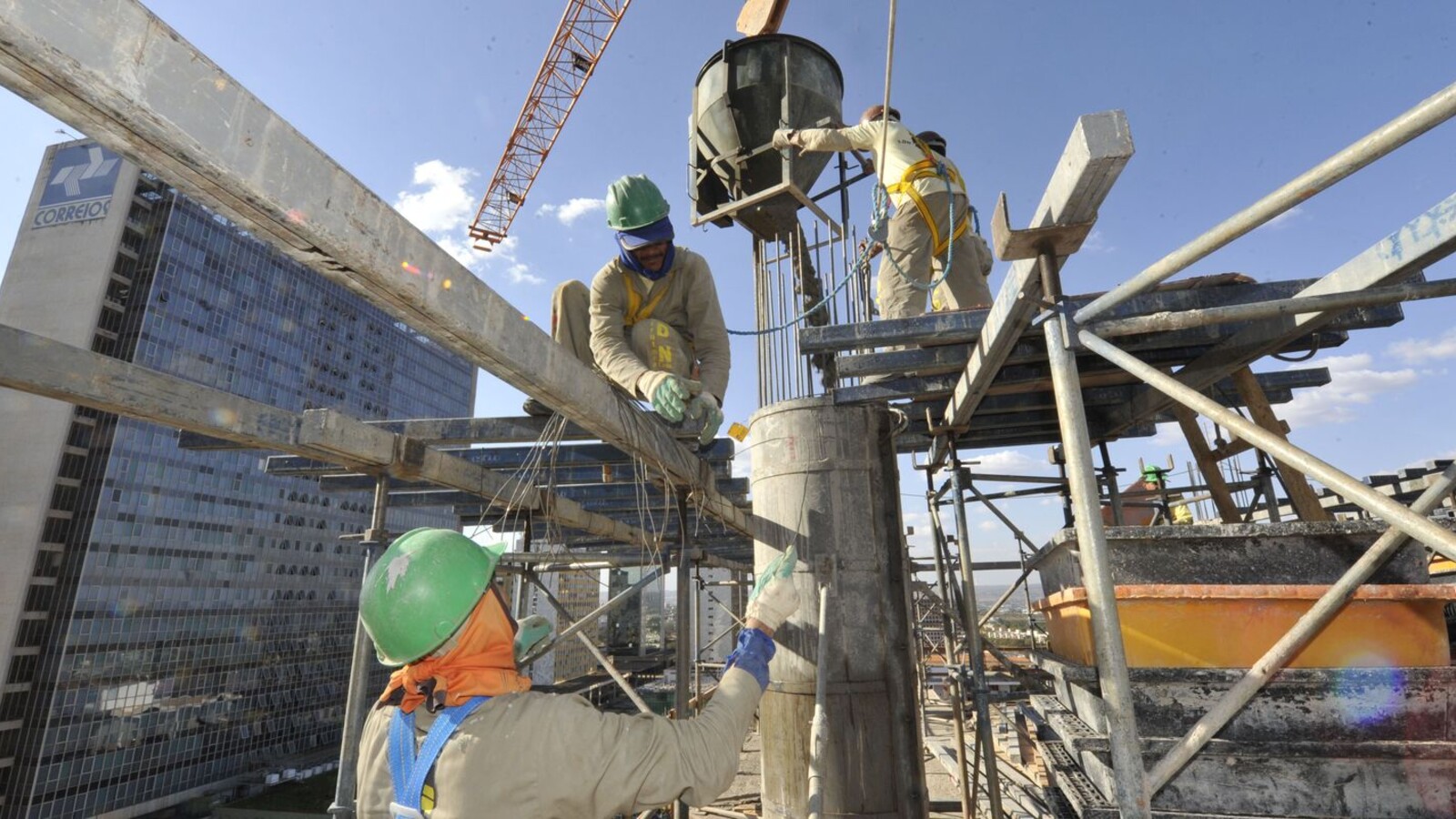 Trabalhadores da indústria usando capacetes e equipamentos de proteção