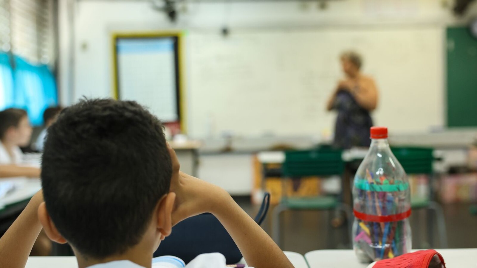 Estudantes participam de atividade em sala de aula de escola pública