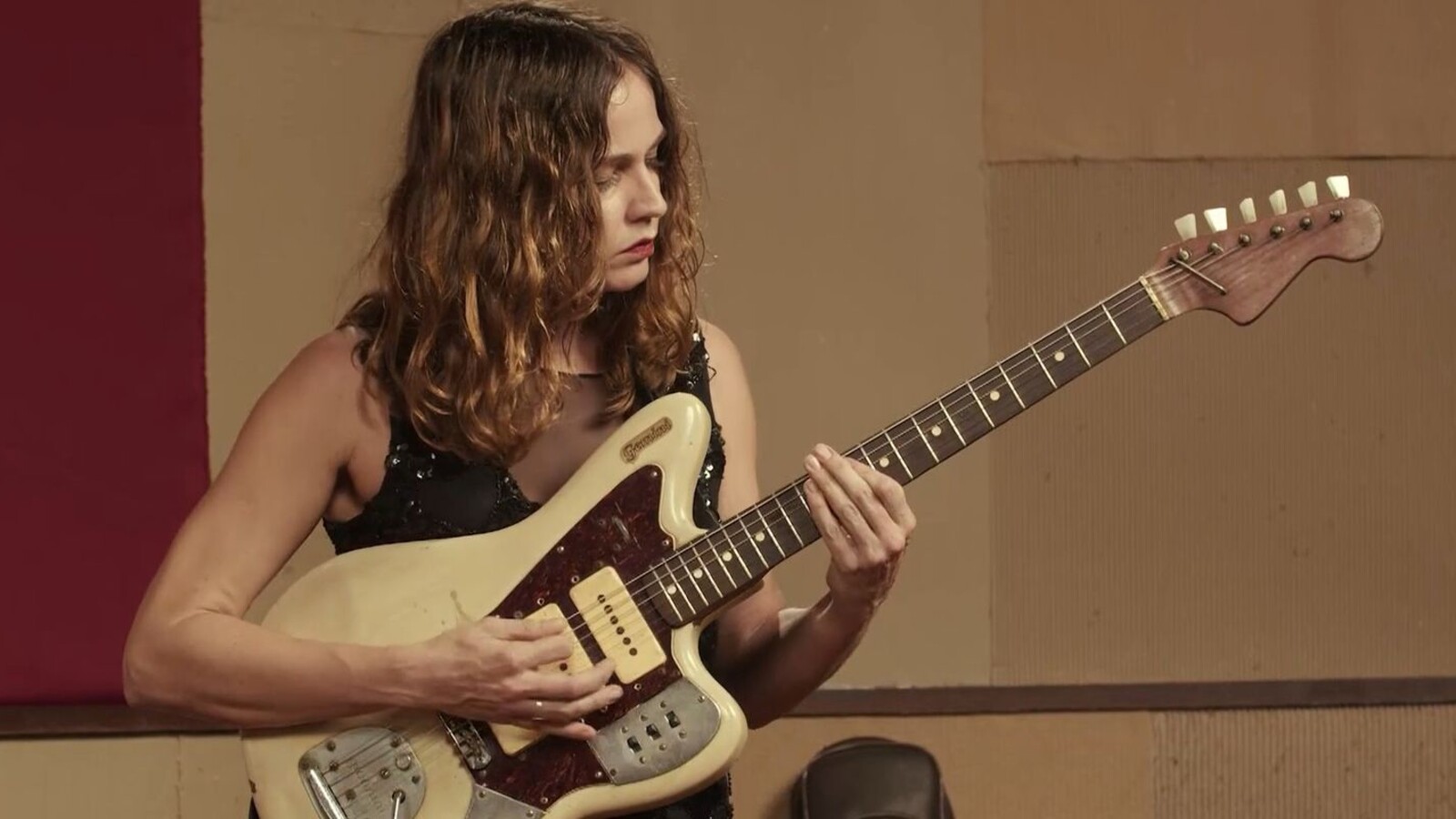 Músicos tocam guitarra durante programa musical da TV Brasil