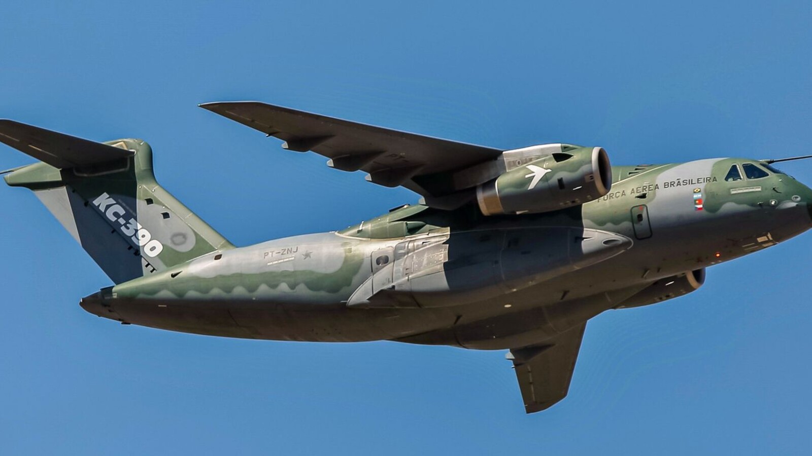 Aeronave militar KC-390 Millennium da Embraer em voo