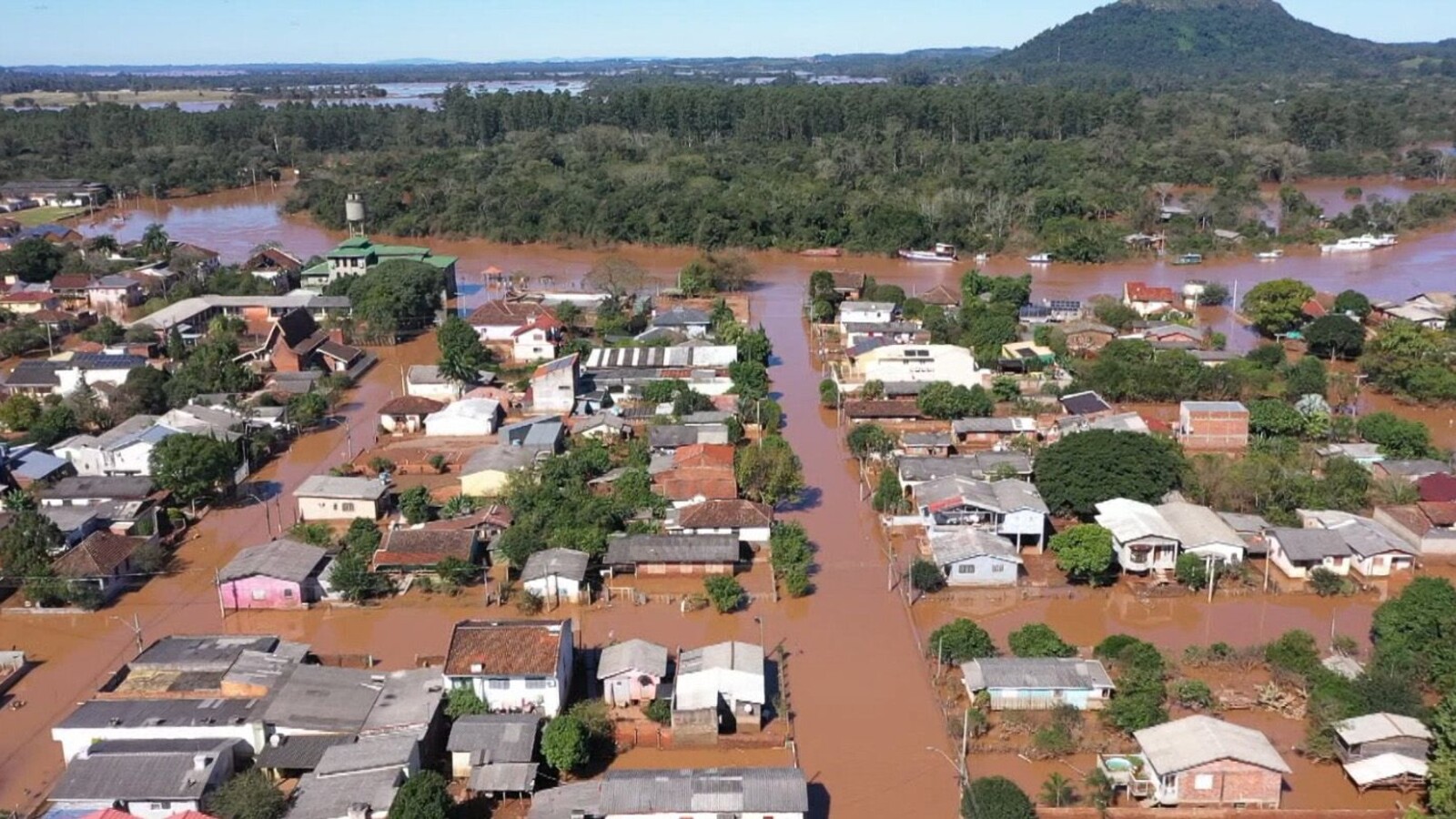 Vista aérea de áreas alagadas em Porto Alegre após as enchentes no Rio Grande do Sul
