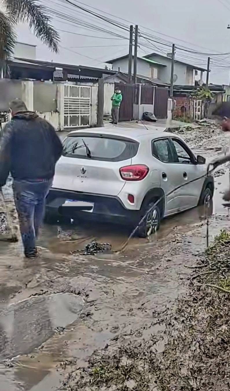 Carro atolado e ruas com dificuldades em Tramandaí