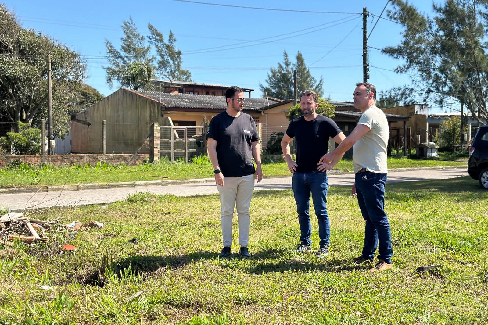 Beto do Litoral e sua equipe realizam vistoria prévia em local de futura obra.